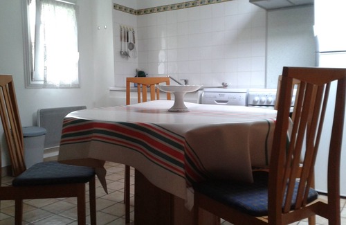 Ciboure Apartamento | 15 minutos a pie de la playa: Apartamento en villa vasca con parking y jardín