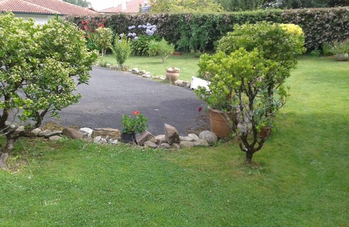 Ciboure Apartamento | 15 minutos a pie de la playa: Apartamento en villa vasca con parking y jardín