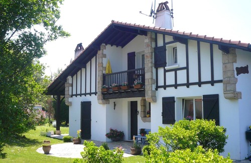 Ciboure Apartamento | 15 minutos a pie de la playa: Apartamento en villa vasca con parking y jardín