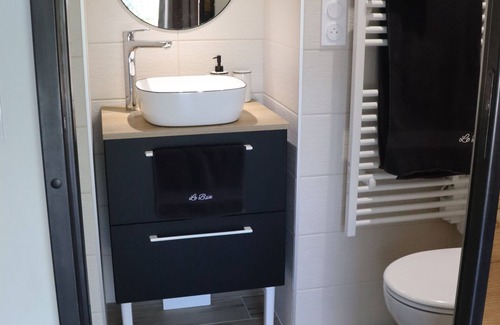 Murs-Erigne Cama Y Desayuno | 15mn from Angers center - 28m² cottage - in the heart of nature, pond view.