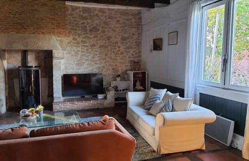 Moulinet Casa | 15th century house with swimming pool in the middle of orchards