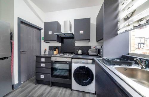 Leeds Casa | *15w* setup for your most amazing & relaxed stay + Free Parking + Free Fast WiFi *
