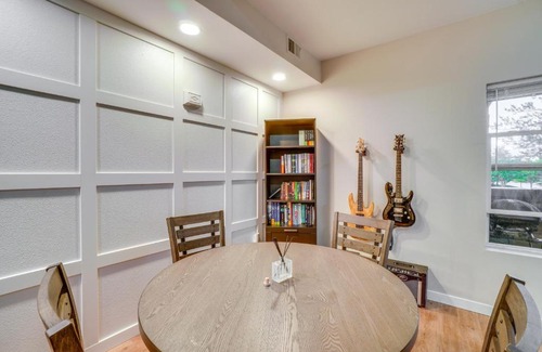 Aurora Casa | 16 Mi to DIA Townhome with Fireplace in Aurora