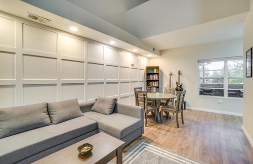 Aurora Casa | 16 Mi to DIA Townhome with Fireplace in Aurora