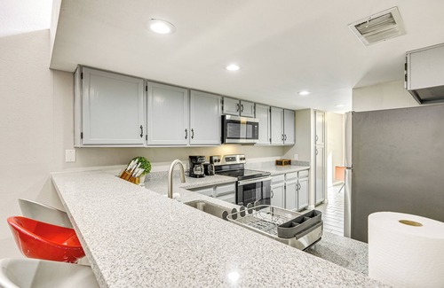 Paradise Valley Village Casa | 16 Mi to Dtwn Phoenix: Home w/ Patio & Fireplace!