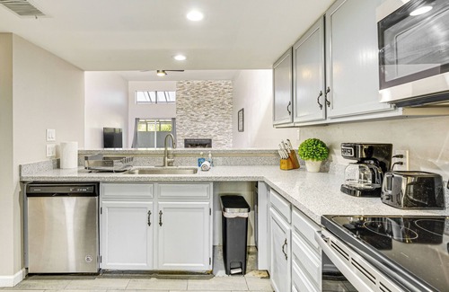Paradise Valley Village Casa | 16 Mi to Dtwn Phoenix: Home w/ Patio & Fireplace!