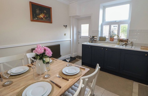 Little Hayfield Cabaña | 16 OAK BANK, family friendly, character holiday cottage in New Mills