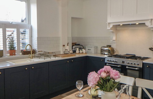 Little Hayfield Cabaña | 16 OAK BANK, family friendly, character holiday cottage in New Mills