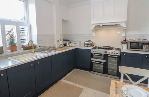 Little Hayfield Cabaña | 16 OAK BANK, family friendly, character holiday cottage in New Mills