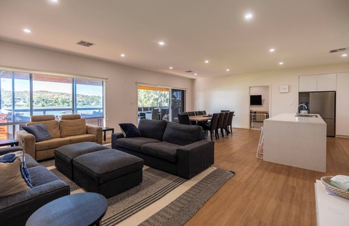 Angas Casa | 16 Pellaring Lane, Pellaring Flat