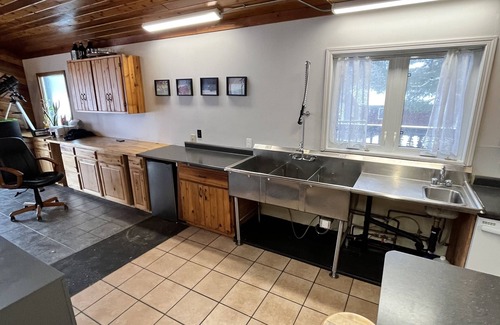 Sioux Narrows Nestor Falls Cabina | 16 Person Lakeside Lodge at The Citadel!