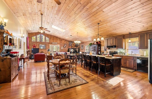 Reliance Cabina | 16 Person sewing/craft retreat near Hiwassee River