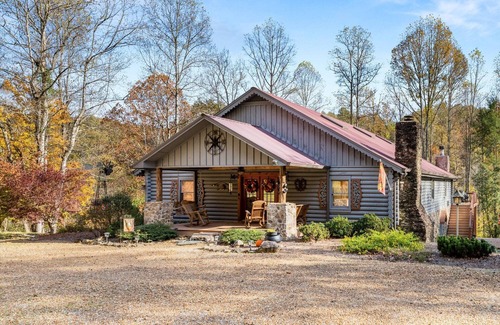 Reliance Cabina | 16 Person sewing/craft retreat near Hiwassee River