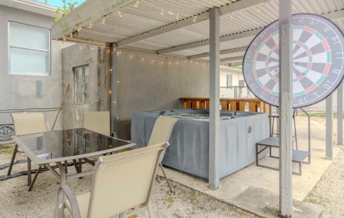 East Little Havana Apartamento | 16 PPL - 5 min to Brickell - Bars - Nightlife - King Bed - Hot Tub