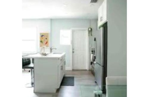 East Little Havana Apartamento | 16 PPL - 5 min to Brickell - Bars - Nightlife - King Bed - Hot Tub