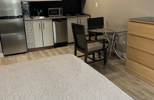 Garden District Condominio | 16 Studio bachelor apartment condo in the heart of Downtown Toronto near subway