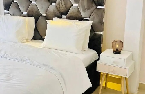 Ofin Hotel | 1677 Mayfair Apartment