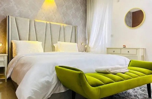 Ofin Hotel | 1677 Mayfair Apartment
