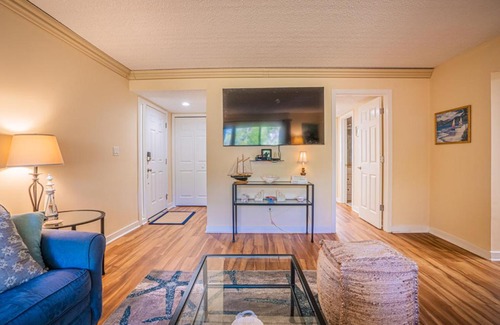 South Beach Casa | 1686 Bluff Villas Renovated Sleeps 8 Walk to Salty Dog Sea Pines