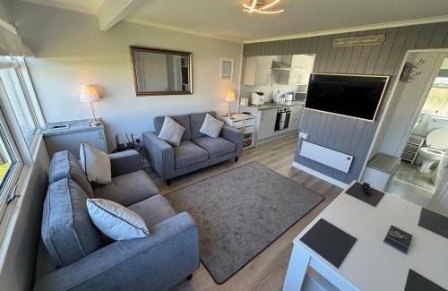 Great Yarmouth Apartamento | 169 Sunbeach, Scratby - Two bed Chalet, sleeps 5, pet friendly, FREE pool and entertainment passes plus WiFi and linen and towels included