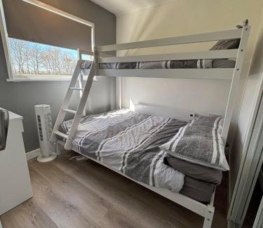 Great Yarmouth Apartamento | 169 Sunbeach, Scratby - Two bed Chalet, sleeps 5, pet friendly, FREE pool and entertainment passes plus WiFi and linen and towels included
