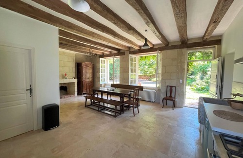 Saint-Etienne-de-Chigny Casa | 16th century priory, sleeps 11, large enclosed garden, near the Loire chateaux