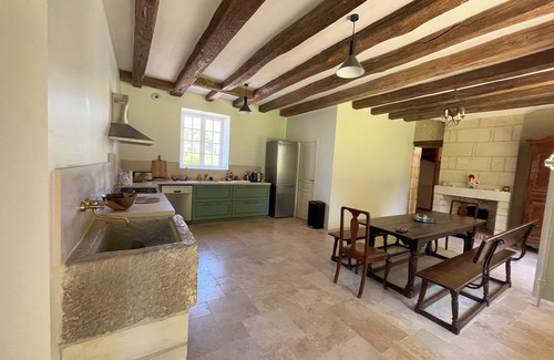 Saint-Etienne-de-Chigny Casa | 16th century priory, sleeps 11, large enclosed garden, near the Loire chateaux