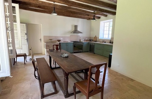 Saint-Etienne-de-Chigny Casa | 16th century priory, sleeps 11, large enclosed garden, near the Loire chateaux