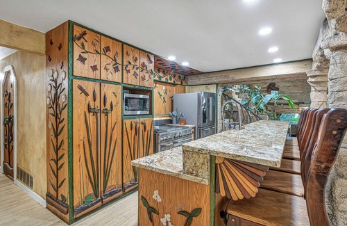 Waukesha Casa | 17-acre Private Oasis estate with, an indoor pool, and private lake, sleeps 16