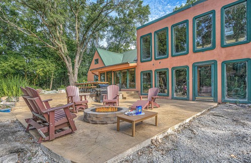 Waukesha Casa | 17-acre Private Oasis estate with, an indoor pool, and private lake, sleeps 16