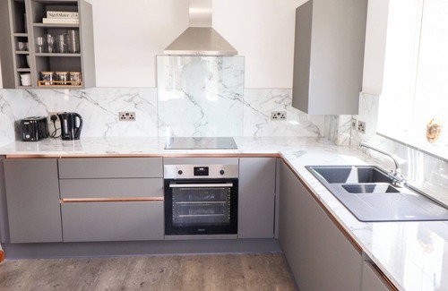 Frampton Casa | 17 KINGS COURT, pet friendly, character holiday cottage in Kirton