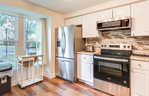 Bowie Casa | 17 Mi to DC: Cozy Townhome in Bowie!