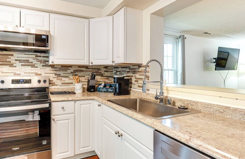 Bowie Casa | 17 Mi to DC: Cozy Townhome in Bowie!