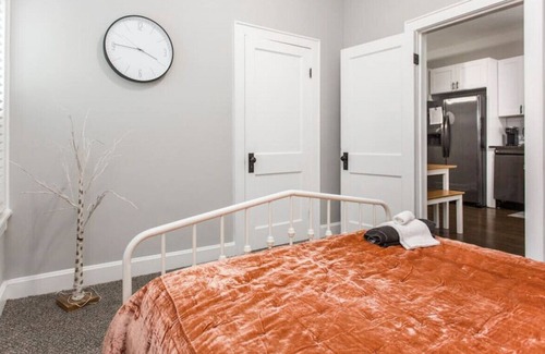 Riverview Casa | 17 S Tremont St · Cozy Strawberry Hill Retreat
