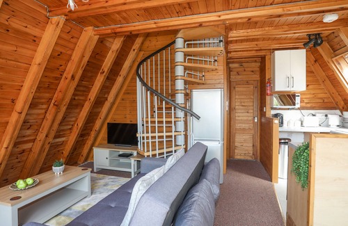 Rhyd-y-clafdy Cabaña | 171 SNOWDONIA VIEW, pet friendly, with pool in Chwilog