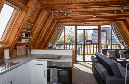 Rhyd-y-clafdy Cabaña | 171 SNOWDONIA VIEW, pet friendly, with pool in Chwilog