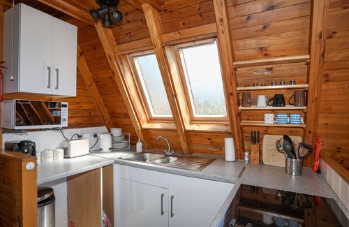 Rhyd-y-clafdy Cabaña | 171 SNOWDONIA VIEW, pet friendly, with pool in Chwilog