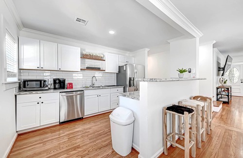 Hyde Park Apartamento | 1712 Fairview 2KING/2BA Top Apt Duplex Pets Ok! 10 FURNISED APARTMENTS ON-SITE