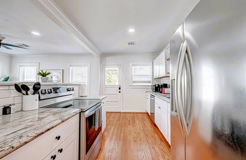 Hyde Park Apartamento | 1712 Fairview 2KING/2BA Top Apt Duplex Pets Ok! 10 FURNISED APARTMENTS ON-SITE