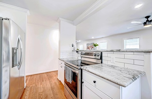 Hyde Park Apartamento | 1712 Fairview 2KING/2BA Top Apt Duplex Pets Ok! 10 FURNISED APARTMENTS ON-SITE