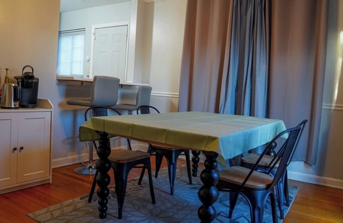 Franklin Park Apartamento | 1750. Cozy 2BR Condo with Wi-Fi. Quick Drive to Airport and Park Views