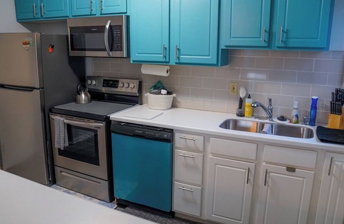 Franklin Park Apartamento | 1750. Cozy 2BR Condo with Wi-Fi. Quick Drive to Airport and Park Views