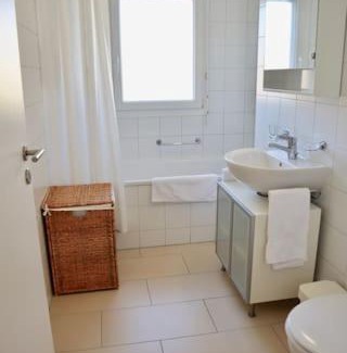 Lausanne Apartamento | 178 Good location spacious and free parking included