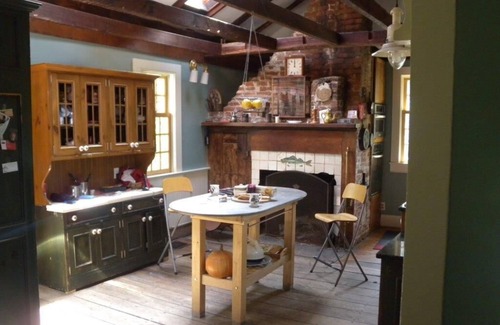 Guilford Otro | 1780 Historical House on the Shoreline Close to Beaches