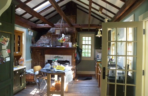 Guilford Otro | 1780 Historical House on the Shoreline Close to Beaches