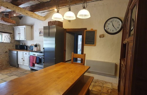 Savigne Casa | Casa rural del siglo XVII con uso exclusivo de una gran piscina privada y jardín.