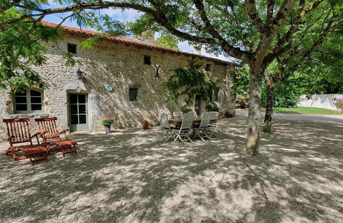 Savigne Casa | Casa rural del siglo XVII con uso exclusivo de una gran piscina privada y jardín.