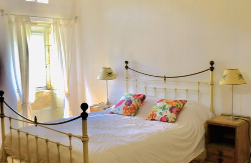Montboyer Cabaña | 17th Century Pretty Cottage with pool