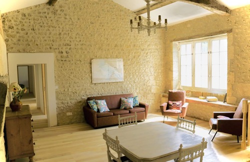 Montboyer Cabaña | 17th Century Pretty Cottage with pool