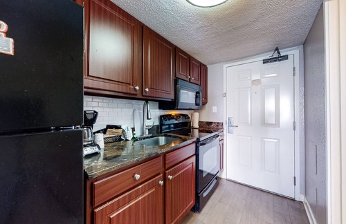 Myrtle Beach Apartamento | 17th-floor ocean-view studio with AC, pool, hot tub & WiFi - snowbird-friendly